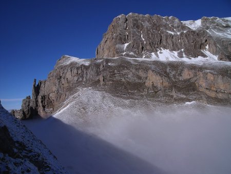 A mes pieds, le Col des Aiguilles dominé par la crête de Serre Long, la Tête des Vachères est en arrière-plan