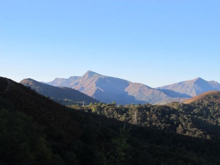 Le panorama se dégage. Au fond, les crêtes d’Iparla et l’Irubelakaskoa.