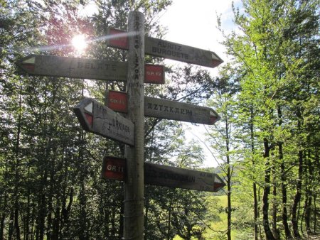 Un poteau directionnel indique la direction des GR