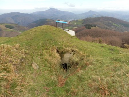 Sommet d’Agiña 618m. Blockhaus et table d ’orientation.