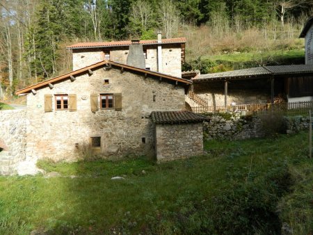 Retour aux Scies. Cette ancienne ferme est un gîte d’étape.