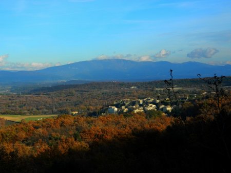 Chantemerle, les tours du château de Grignan qui dépasse de la forêt et la Lance.