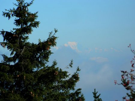 Lointain, et que l’on pourrait confondre avec une nue, le Mont Blanc.