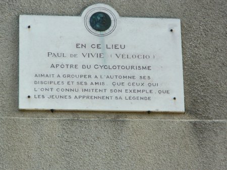 La plaque en hommage à Vélocio.