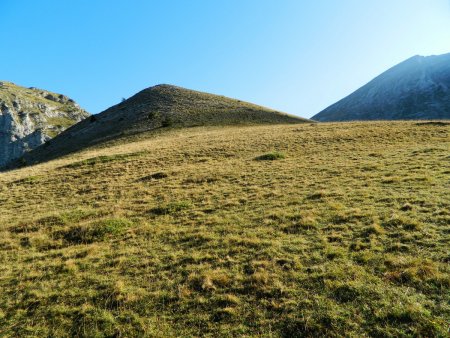 La crête herbeuse, avec le Pic Pierroux, à droite.