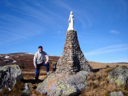 A côté de la Madone et au loin, la grande tour du sommet.