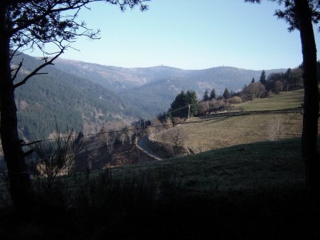 Arrivée au-dessus du village, alors que l’obscurité commence à envahir les fonds de vallées.