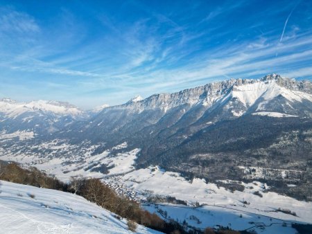 Vue sur la Dent d’Arclusaz, le Pécloz et l’Arcaloz. Au loin, le Mont Blanc.