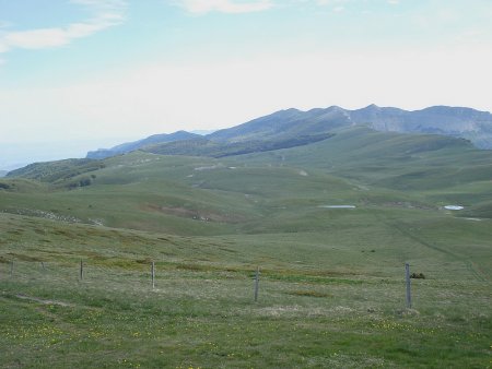 Le Plateau d’Ambel et les falaises protégeant Font d’Urle