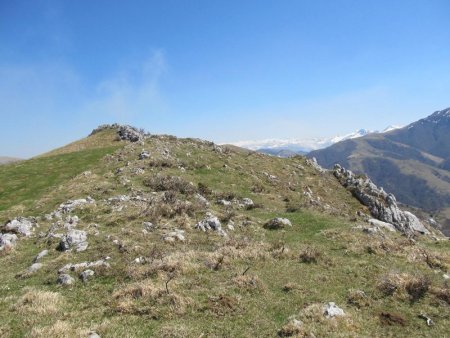 On se rapproche de l’arête sommitale qui devient plus aigüe.