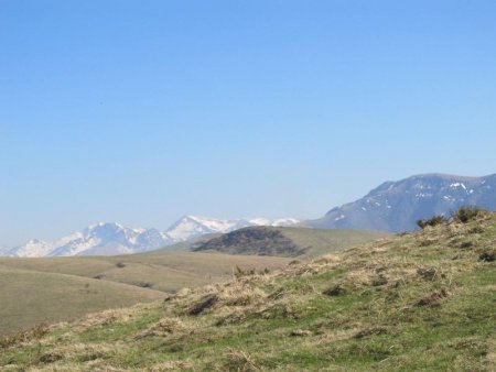 Près du sommet, la vue s’ouvre vers les montagnes côté sud.