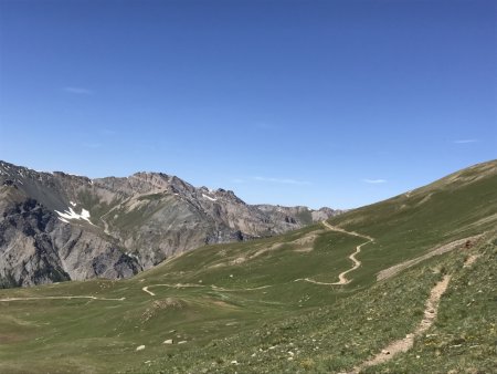 Après le Col, sentier se dirigeant vers Saint Véran