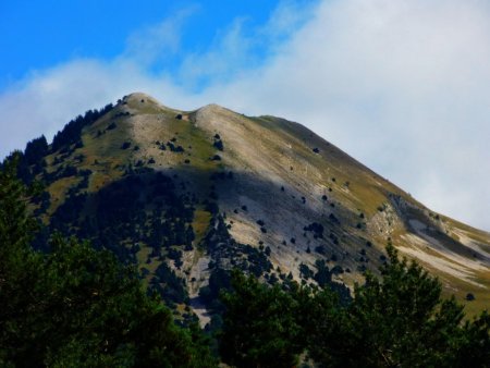 Zoom, sur le Mont Barral peu avant d’atteindre le Col de Menée.