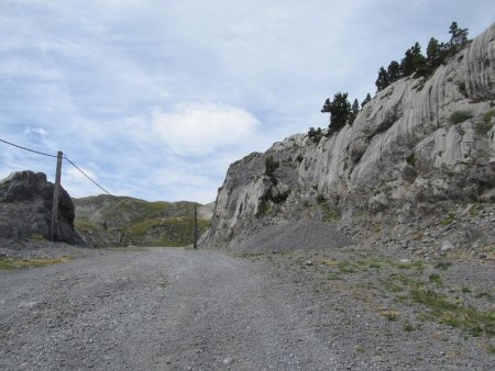 La piste des voitures est commune avec la piste de ski. On arrive au replat.