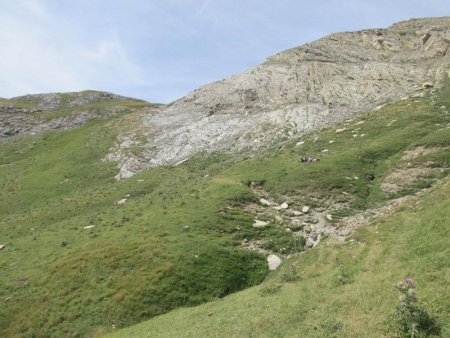 Puis, le sentier fait une grande traversée pour nous permettre d’atteindre le Col de Pescamou.