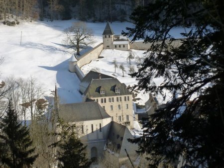 De la route forestière vue sur le monastère