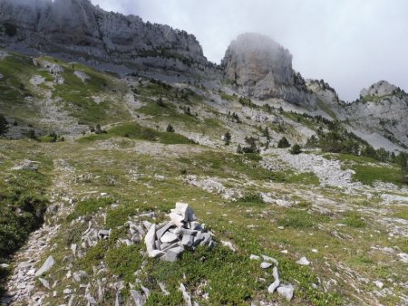 Puis on arrive au caïrn de bifurcation (on rejoint le GR10).