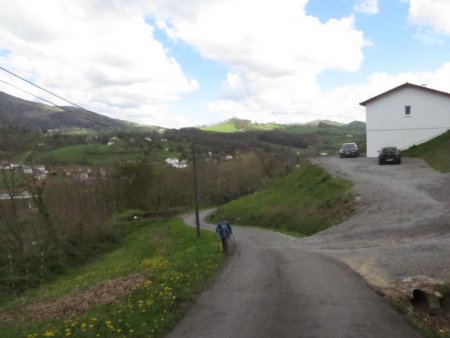 Remonter ensuite la colline qui vous fait face.