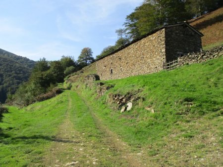 Il y en a plusieurs, construites en pierres sèches.