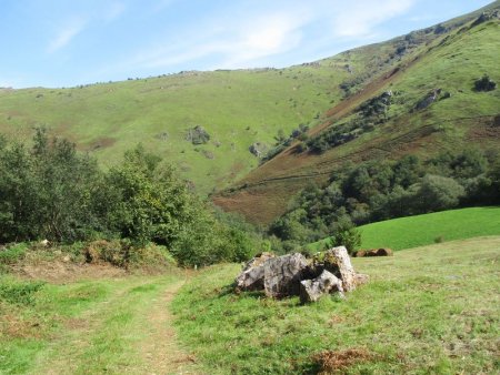 La descente se poursuit.