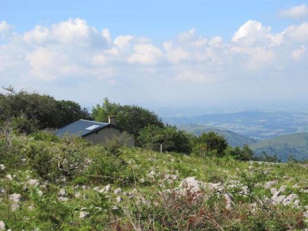 Le cayolar desservi par la petite route.