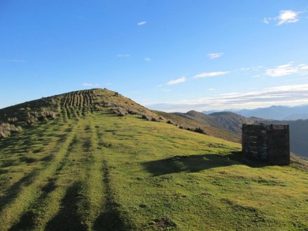 Montée de la 1ère bosse de la crête de Mendikotzeaga 1154m.