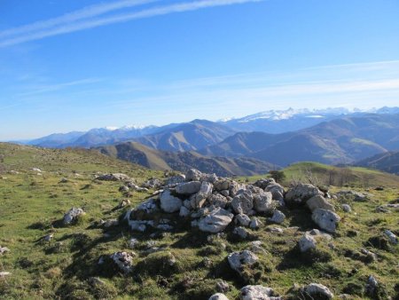 Un caïrn marque le sommet sud 1165m.