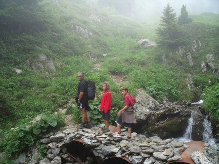 Traversée d’un cours d’eau sur le GR.738