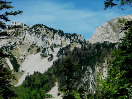 Regard arrière en direction du Col de la Péyère, sur les Rochers de Puscle et les crêtes nord du Jocou. Photo d’époque.