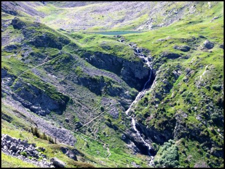 Le déversoir du lac de Brouffier, et le sentier en lacets de la Combe Guiliman.