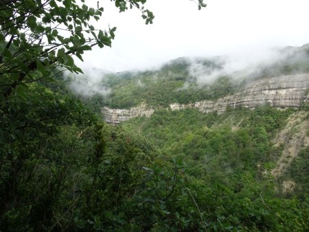 Au loin, la grande cascade des Gorges