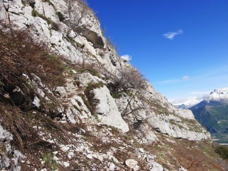 Au pied de la falaise.