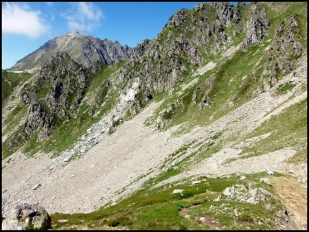 Petite traversée sous la Tête de la Perrière vers un petit col.