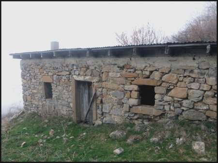 Baraque des Lauzes au-dessus du chemin.