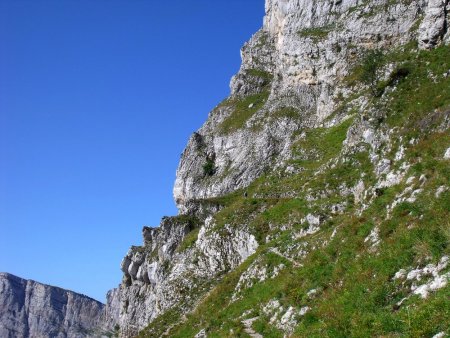 Je me rapproche de la falaise, un randonneur est devant