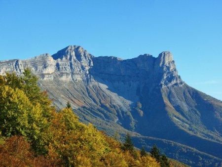 Dans le rétro, soleil levant sur la Grande Moucherolle et les Deux Soeurs