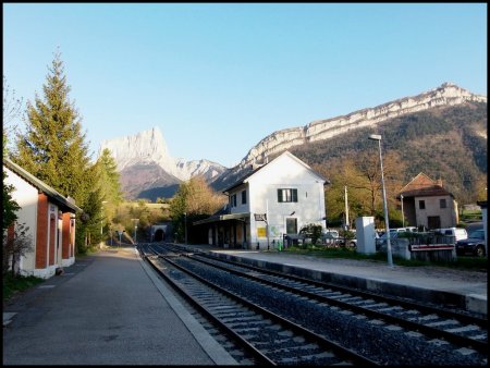 Après avoir traversé la Voie Ferrée, regard arrière de la table de pique-nique.