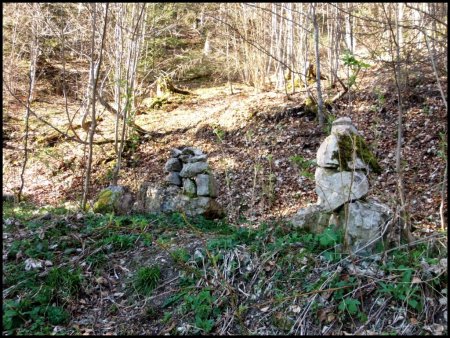 Au terme du sentier, l’arrivée sur le chemin marqué par 2 gros cairns.