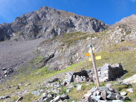 Ruine au lieu-dit La Pierre Luminet sous la pointe 2545m.