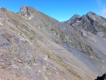 Rocher du Vallon, Tête de l’Ermitat et Rocher du Lac vus du passage du monolithe.