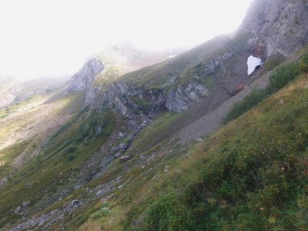 Verrou fermant le haut vallon sous la Tête de la Grisonnière. Le sentier passe sous le névé à droite.