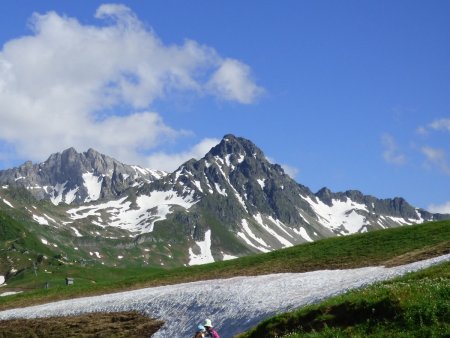 Nouveau zoom sur la Tête de la Cicle, dont je ne me lasse vraiment pas sur cette rando. Les Aiguilles de Pennaz à gauche sont pas mal aussi.