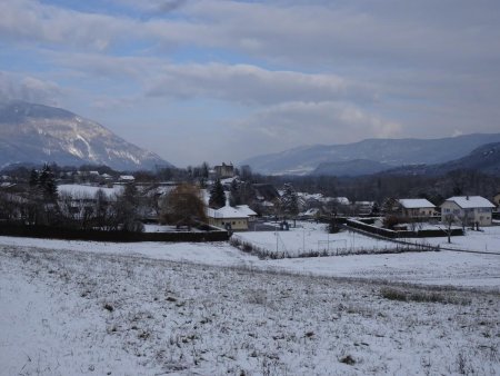 Au loin, le château de Cressin Rochefort