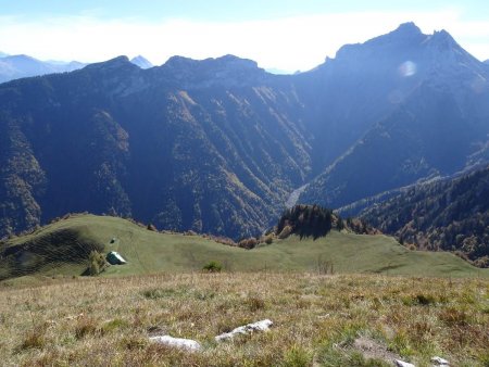 Crêt de Pézollet - En bas, le Refuge de Larrieux