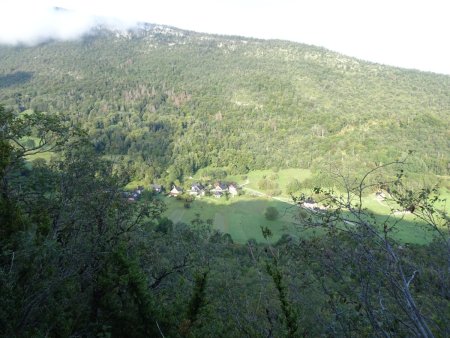 Au fond, la Montagne d’Entrevernes