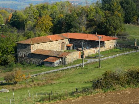 Ferme, avec cour intérieure, typique des Monts du Lyonnais.