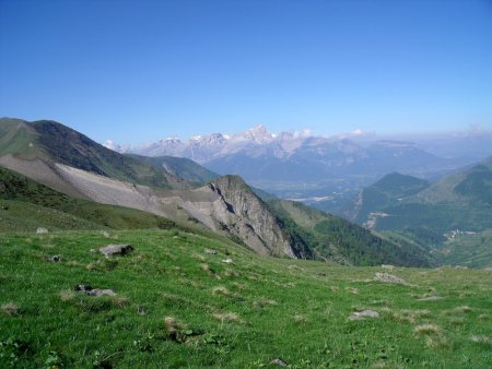 En montant, on aperçoit Le Laton et le Col des Vachers à gauche.