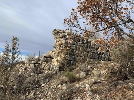 Au sommet, ruines.