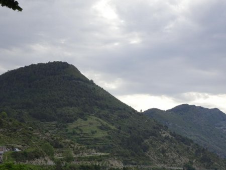 Vue au départ de la randonnée : à gauche l’Abséa à 1256 mètres et à droite le Mont Brune à 1518 mètres