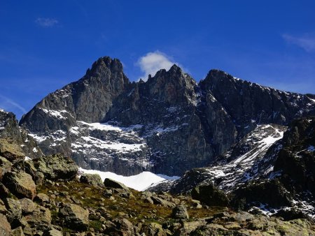 Dernier regard en arrière sur le Grand Pic, le Pic Central et la Croix de Belledonne.